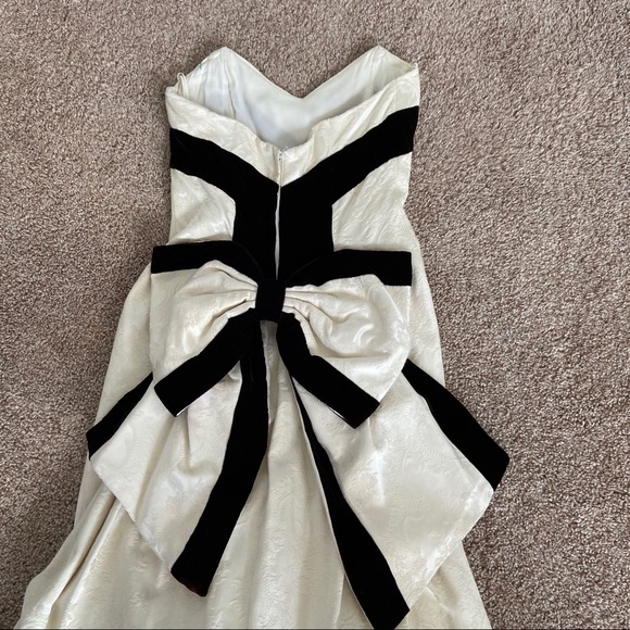White & Black Victorian Gothic Dress - Picture 11 of 15